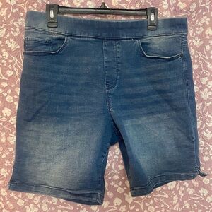 (S85) DKNY Large Comfort Stretch Pull On Denim Bermuda Shorts